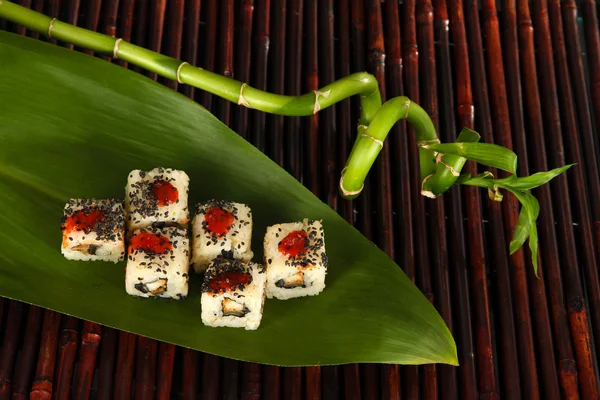 Sushi Maki saporito - Rotolo su foglia verde su tappetino di bambù — Foto Stock