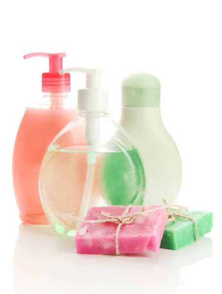 Bouteilles de cosmétiques et savon naturel fait main sur fond vert — Photo