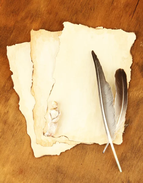 Papel velho com estatueta, sobre fundo de madeira — Fotografia de Stock