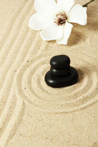 레이크 모래와 둥근 돌 젠 가든을 닫습니다. — 스톡 사진