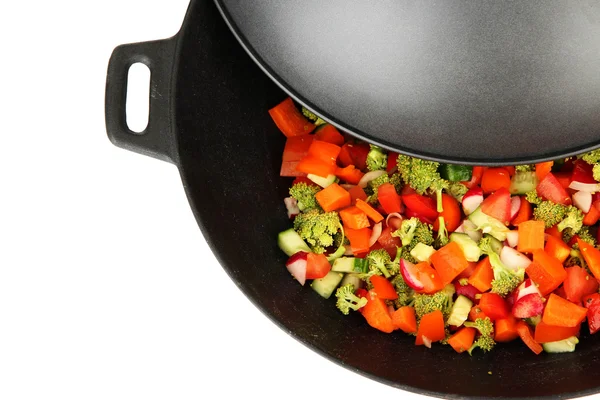 Ragoût de légumes dans le wok, isolé sur blanc — Photo