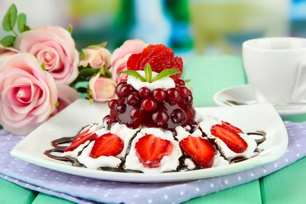 Sabroso postre de gelatina con bayas frescas, sobre fondo brillante — Foto de Stock