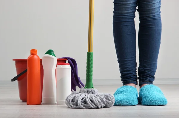 Piso de limpieza en la habitación primer plano — Foto de Stock