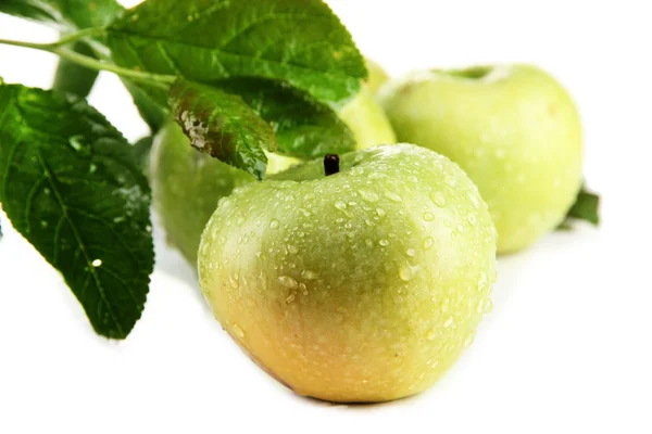 Ζουμερά πράσινα μήλα με φύλλα, που απομονώνονται σε λευκό — Φωτογραφία Αρχείου