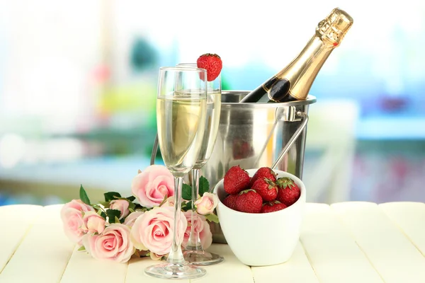 Natura morta romantica con champagne, fragole e rose rosa, su sfondo luminoso — Foto Stock