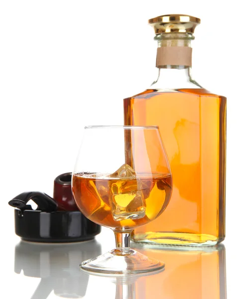 Brandy con hielo y cigarro aislado en blanco — Foto de Stock