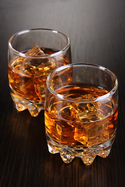 Verres Brandy avec glace sur fond en bois — Photo