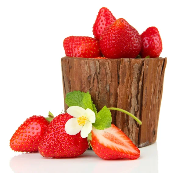 Dojrzałe słodkie truskawki z liści na białym tle wazon drewniany, — Zdjęcie stockowe