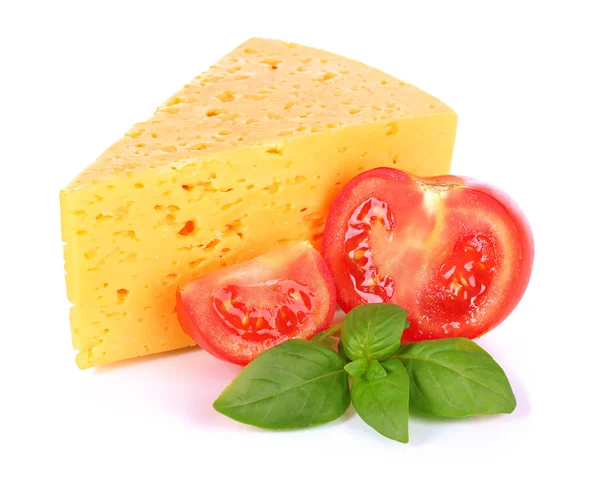 Сир, базилік і помідор ізольовані на білому — стокове фото