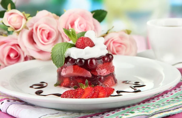 Leckeres Gelee-Dessert mit frischen Beeren, auf hellem Hintergrund — Stockfoto