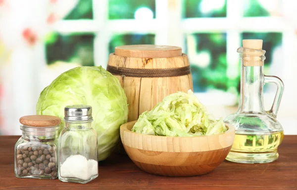 Cavolo verde, olio, spezie sul tagliere, su sfondo brillante — Foto Stock