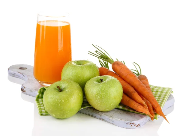 Verre de jus, pommes et carottes, isolé sur blanc — Photo