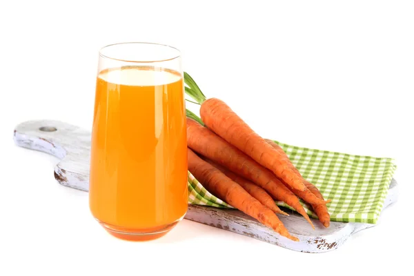Стекло морковного сока и моркови, изолированное на белом — стоковое фото