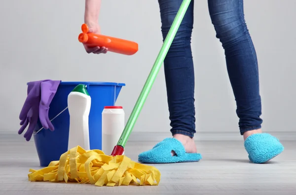 Piso de limpieza en la habitación primer plano —  Fotos de Stock