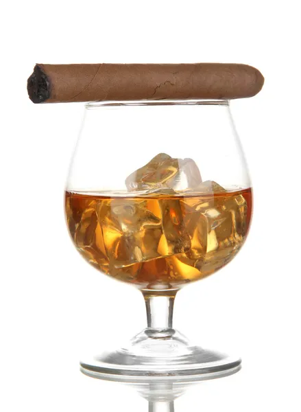 白兰地玻璃与冰和孤立在白色的雪茄 — 图库照片
