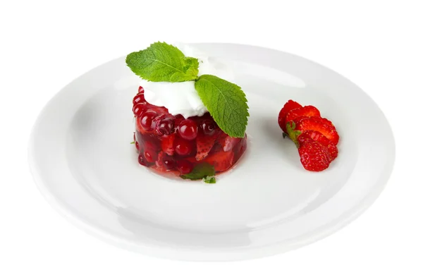 Galaretki smaczny deser z świeże jagody, na białym tle — Zdjęcie stockowe