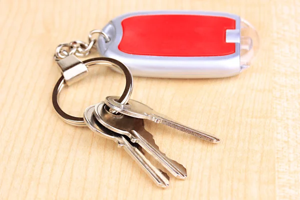 House keys and keychain on wooden background — Stock Photo, Image