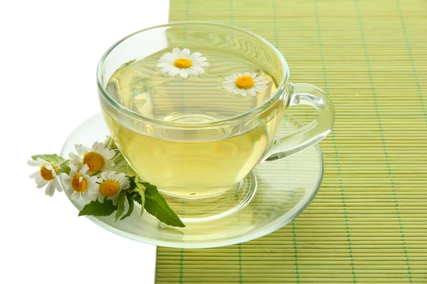 Filiżanka herbaty ziołowe z dzikich camomiles i mięty, na białym tle — Zdjęcie stockowe