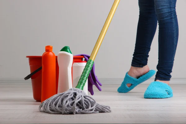 部屋の中の掃除床のクローズアップ — ストック写真