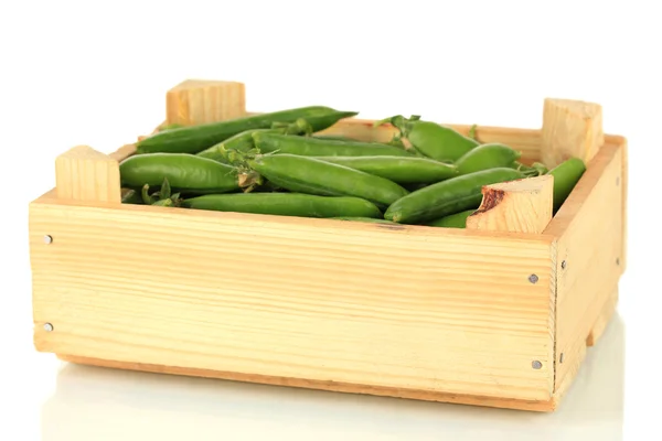 Guisantes verdes dulces en caja de madera aislada en blanco —  Fotos de Stock