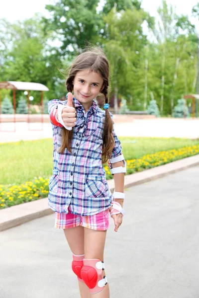 小さな女の子が公園でローラー スケート — ストック写真