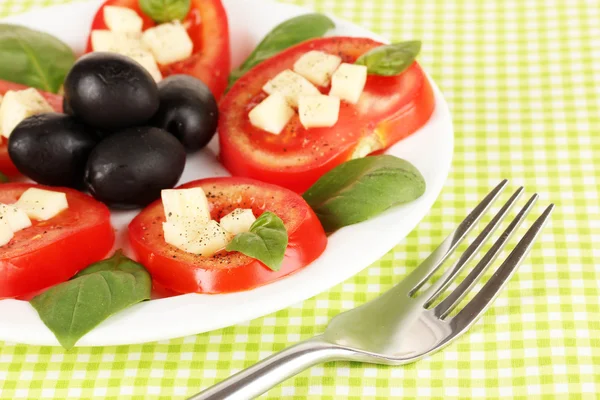 Ost mozzarella med grönsaker i tallriken på bordet — Stockfoto