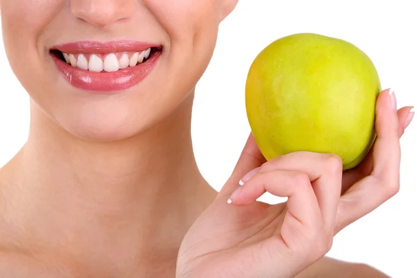 Mulher sorridente com maçã isolada em branco — Fotografia de Stock