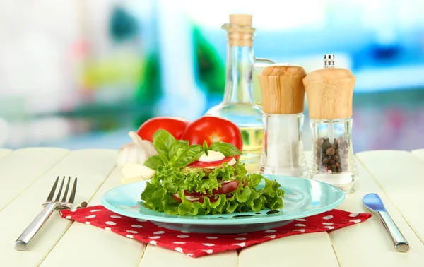 Gustose fette di midollo arrosto e pomodoro con foglie di insalata, su sfondo brillante — Foto Stock