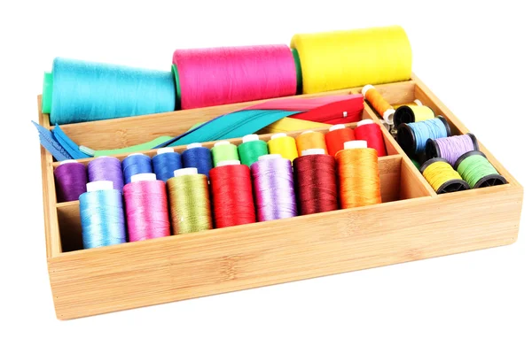 Accesorios de costura en caja de madera aislada en blanco — Foto de Stock