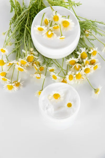 Crema con camomilla isolata su bianco — Foto Stock