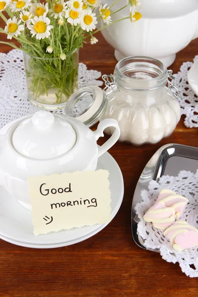 De instelling van de tabel met chamomiles op houten tafel — Stockfoto