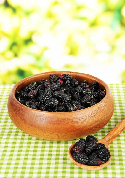 Ripe mulberries in bowl on table on bright background — Stock Photo, Image