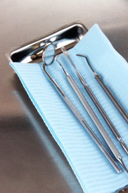 gri tablo yakın çekim dişçi araçları