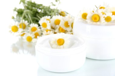 Cream met kamille geïsoleerd op wit