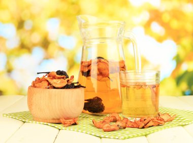 karışık kuru meyve kase ve doğal zemin üzerine ahşap masa üzerinde kurutulmuş meyve kompostosu