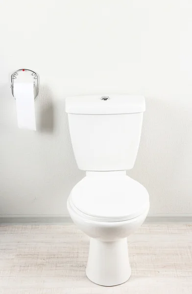 Tazón de inodoro blanco y papel higiénico en un baño —  Fotos de Stock