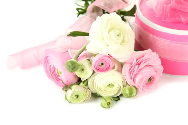 Ranunculus (buñuelos persas) y regalo, aislados en blanco — Foto de Stock