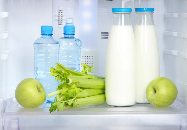 Offener Kühlschrank mit vegetarischer Kost — Stockfoto