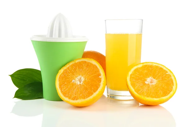 Citruspress, glas juice och mogna apelsiner, isolerad på vit — Stockfoto