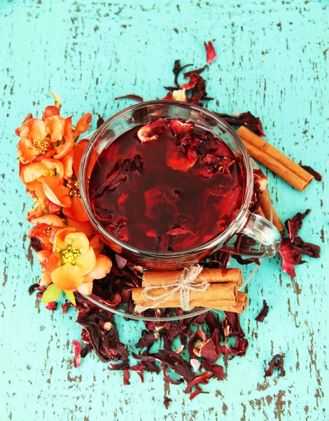 Renkli ahşap zemin üzerinde cam bardak bitkisel çay — Stok fotoğraf