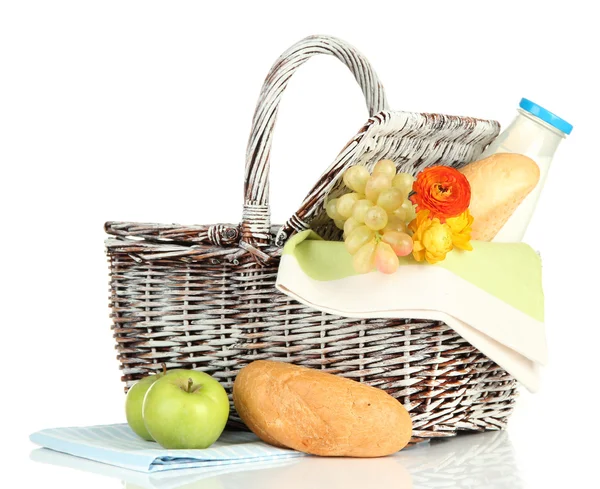 Piknik sepeti meyve ve şişe süt, beyaz izole — Stok fotoğraf