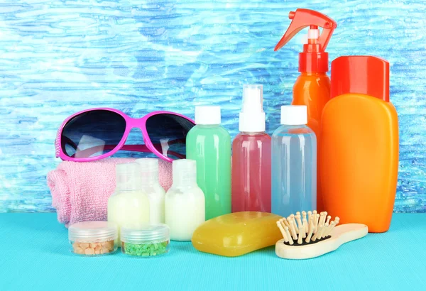 Kit di cosmetici dell'hotel su sfondo di colore brillante — Foto Stock