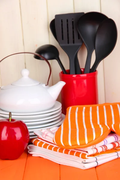 Configurações da cozinha: utensílio, pegadores de panela, toalhas e muito mais na mesa de madeira — Fotografia de Stock