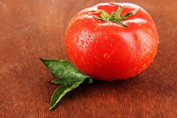 Čerstvé rajče na dřevěném pozadí — Stock fotografie