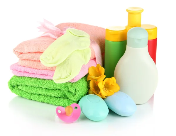 Babykosmetik, Handtücher und Seife, isoliert auf weiß — Stockfoto