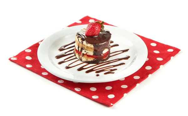 Gâteau aux biscuits savoureux avec chocolat et baies sur plaque, isolé sur blanc — Photo