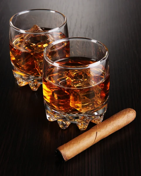 Bicchieri di brandy con ghiaccio su sfondo di legno — Foto Stock
