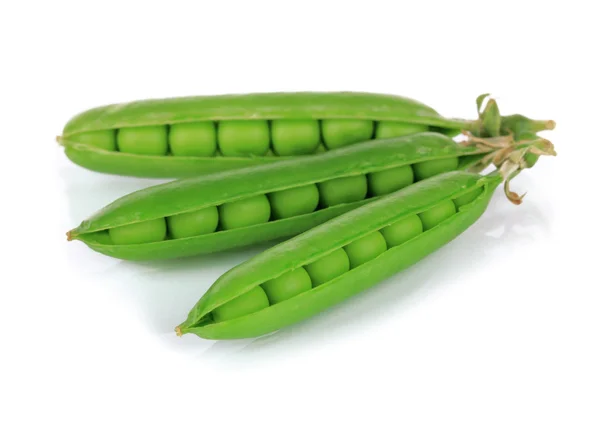 Süße grüne Erbsen isoliert auf weiß — Stockfoto