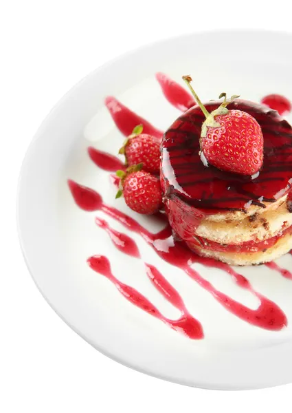 Вкусный бисквит с вареньем и ягодами на тарелке, изолированный на белом — стоковое фото
