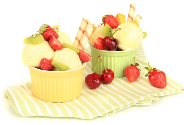 Delicioso helado con frutas y bayas en un tazón aislado en blanco — Foto de Stock